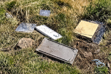 Dolor e indignación: hallaron ofrendas y homenajes a los héroes de Malvinas tirados fuera del cementerio de Darwin Dolor e indignación: hallaron ofrendas y homenajes a los héroes de Malvinas tirados fuera del cementerio de Darwin