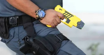 Avanza en la Legislatura bonaerense un proyecto para habilitar el uso de las pistolas Taser en la Policía Avanza en la Legislatura bonaerense un proyecto para habilitar el uso de las pistolas Taser en la Policía