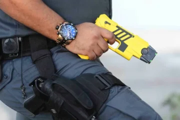 Avanza en la Legislatura bonaerense un proyecto para habilitar el uso de las pistolas Taser en la Policía Avanza en la Legislatura bonaerense un proyecto para habilitar el uso de las pistolas Taser en la Policía