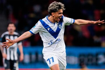 Vélez goleó a Central Córdoba y sigue en la pelea de la tabla anual Vélez goleó a Central Córdoba y sigue en la pelea de la tabla anual