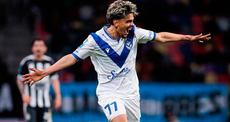 Vélez goleó a Central Córdoba y sigue en la pelea de la tabla anual Vélez goleó a Central Córdoba y sigue en la pelea de la tabla anual